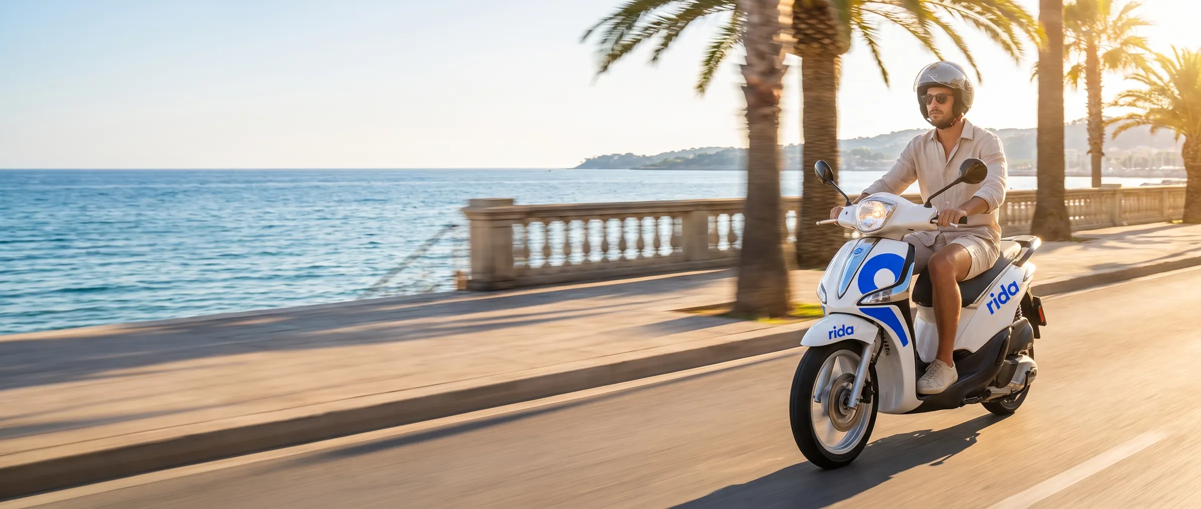 Couple profitant d’une Vespa rida au bord de la mer sur la Costa del Sol